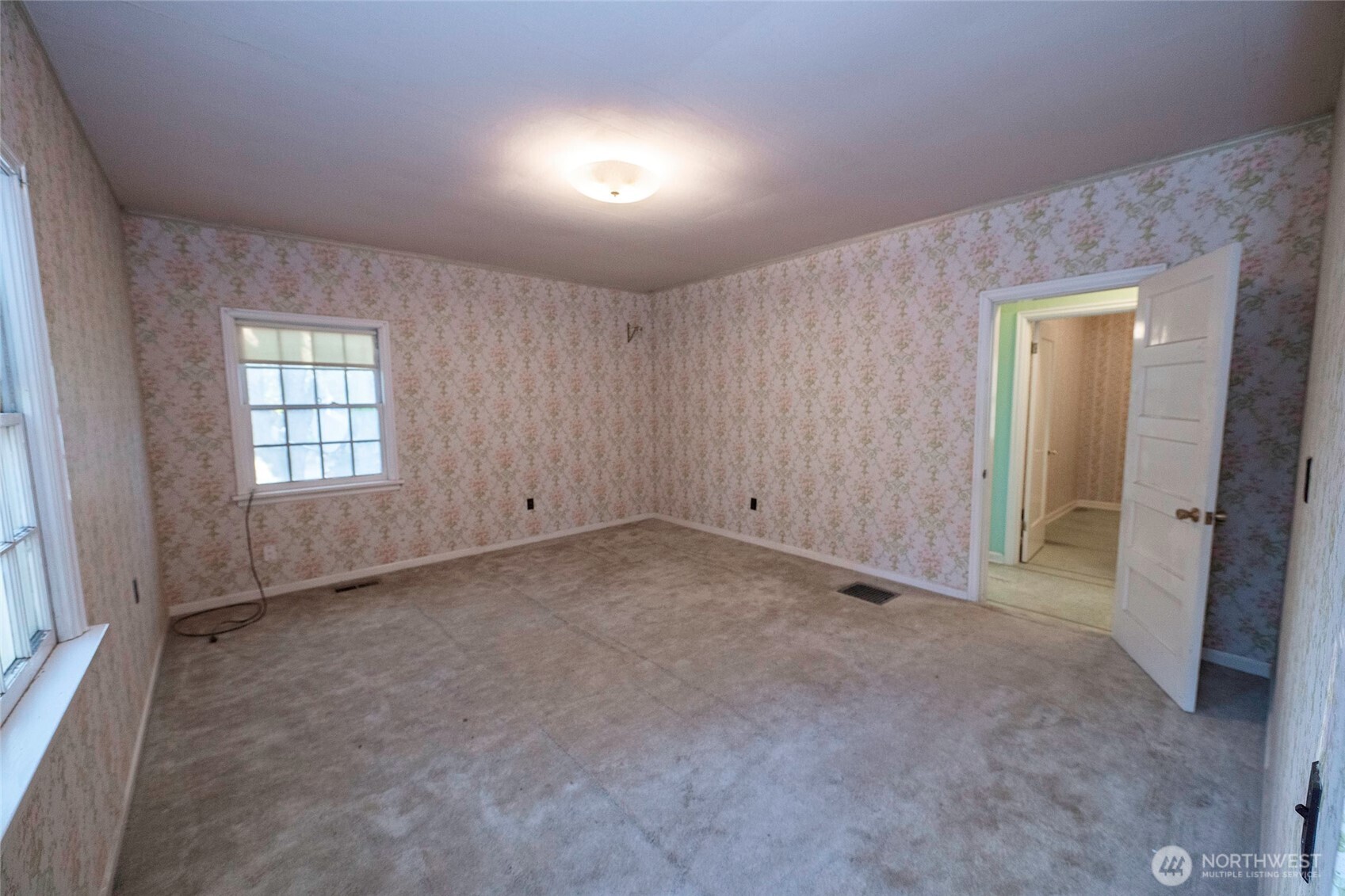 40 Northwest B Street College Place, WA 99324 - Photo 16 of 29 an empty room with windows