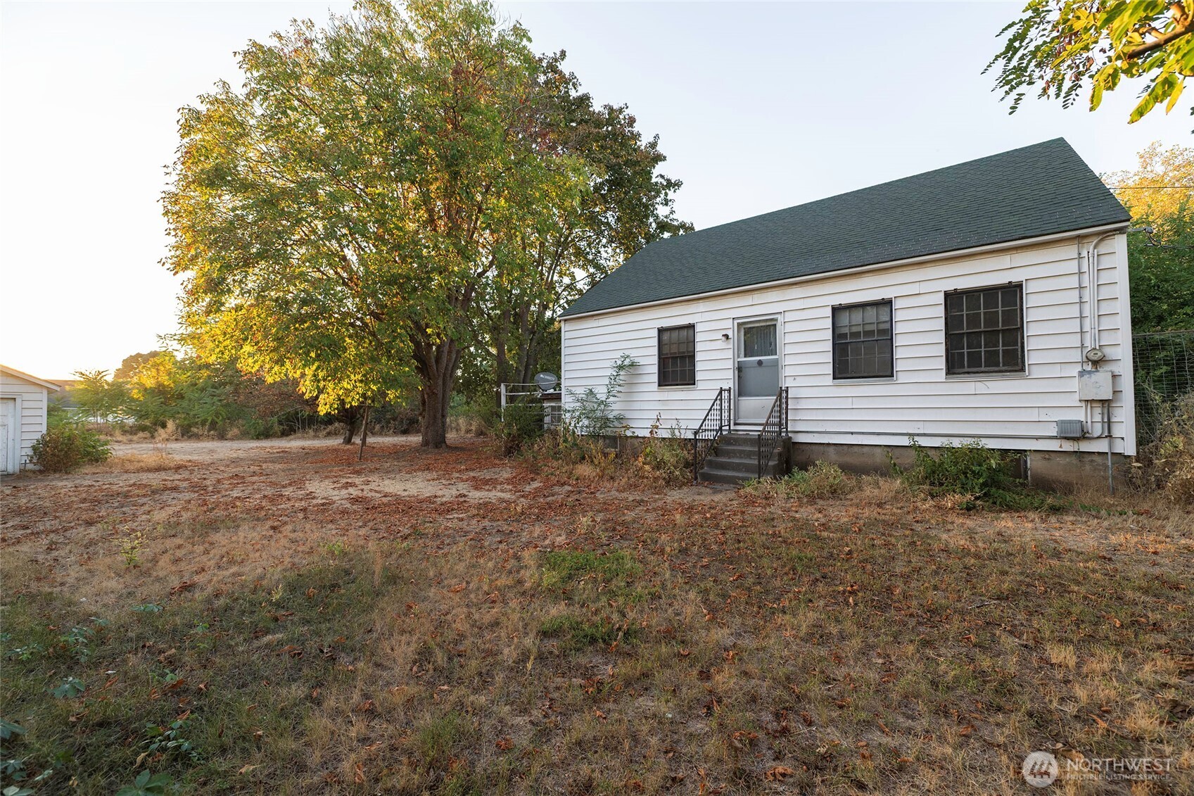 40 Northwest B Street College Place, WA 99324 - Photo 2 of 29 a front view of house with yard