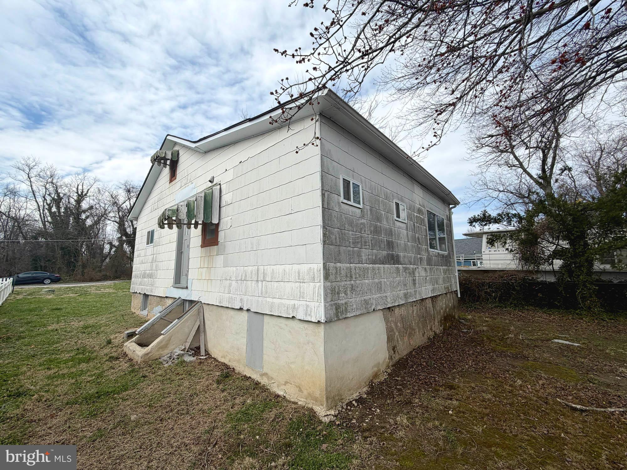 4327 Shore Road Baltimore, MD 21219 - Photo 5 of 6