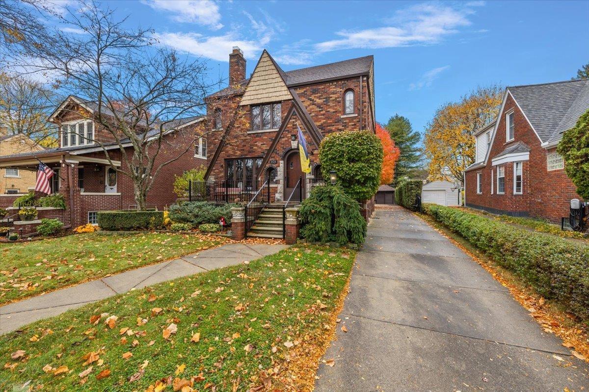 975 Fisher Road Grosse Pointe, MI 48230 - Photo 5 of 54 50193876-83c3e0a1-87ee-4647-9eb2-8691dd2a6828.JPG