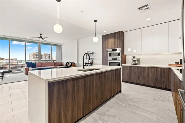 $950,000 | 777 3rd Avenue North, Unit 806, St. Petersburg, FL 33701