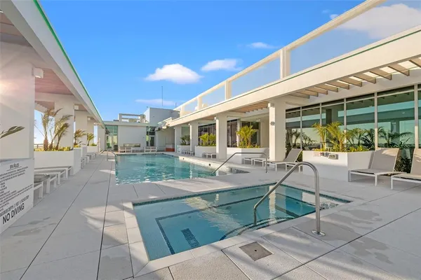 $950,000 | 777 3rd Avenue North, Unit 806, St. Petersburg, FL 33701