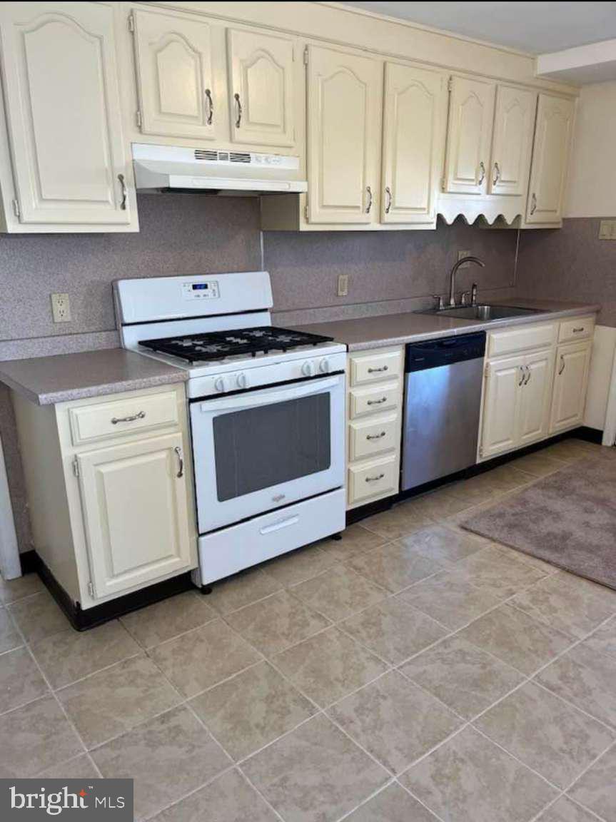 805 Millwood Road Philadelphia, PA 19115 - Photo 4 of 8