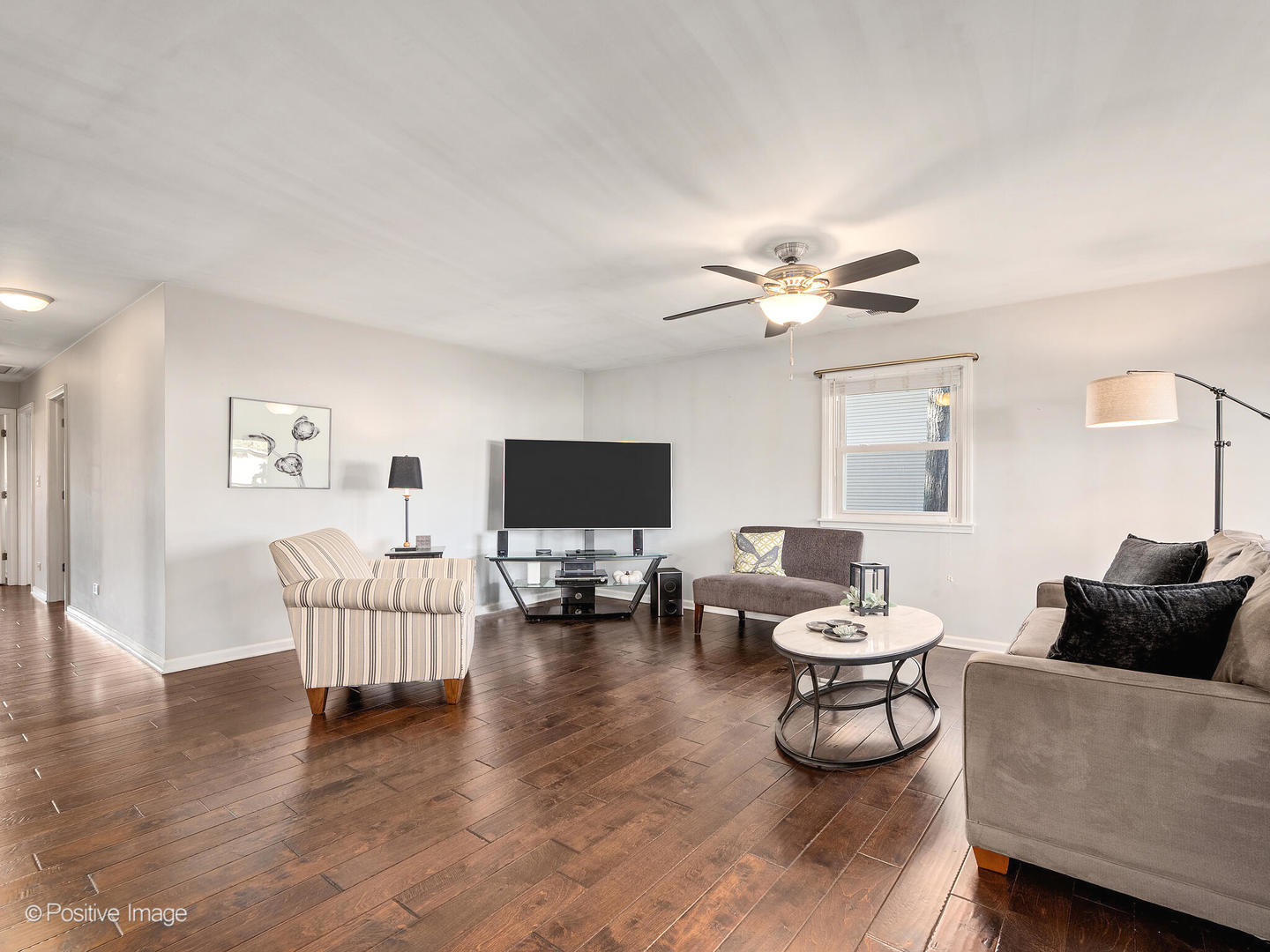 1517 Sequoia Lane Darien, IL 60561 - Photo 9 of 27 a living room with furniture