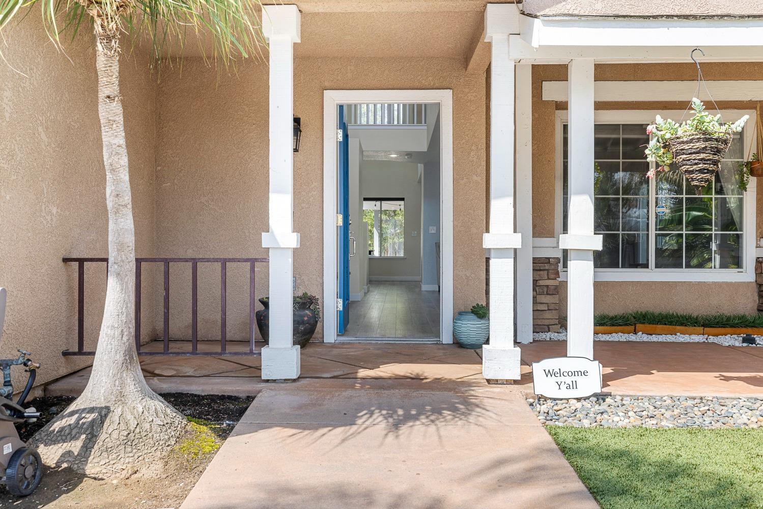 3232 Greenfield Avenue Clovis, CA 93611 - Photo 5 of 38 a front view of a house