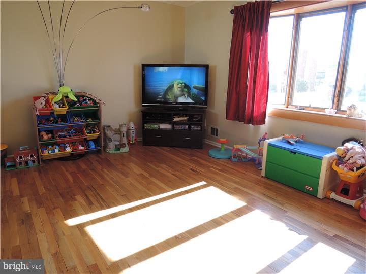 27 Kay Road Yardville, NJ 08620 - Photo 4 of 15 Living Room