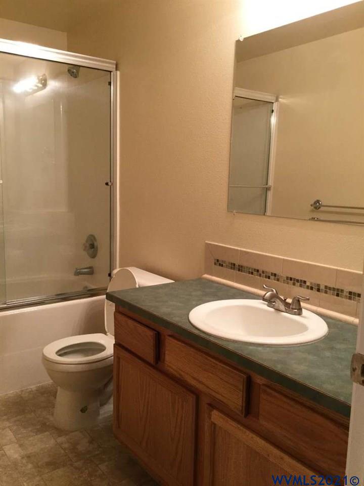 1054 Kees Street Lebanon, OR 97355 - Photo 4 of 9 Gallery Image 4