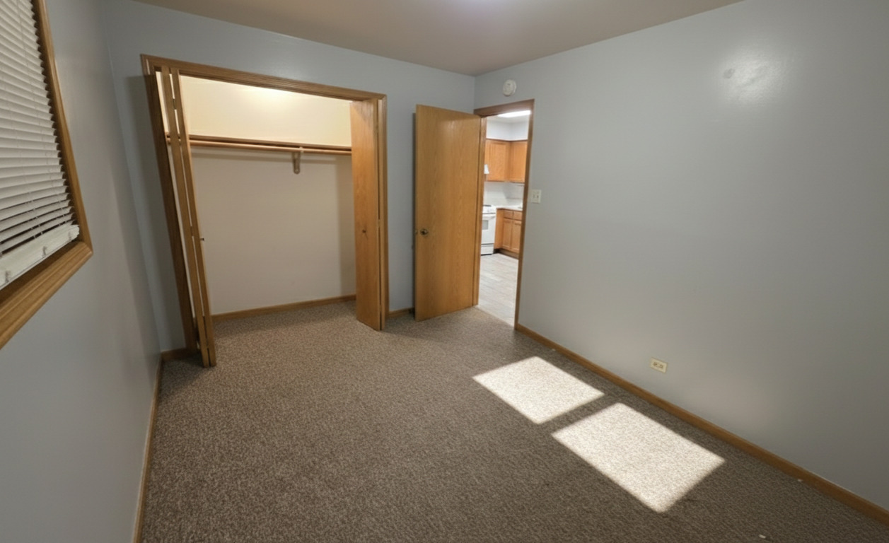 445 West 37th Street, Unit GARDEN Chicago, IL 60609 - Photo 6 of 9 an empty room with windows