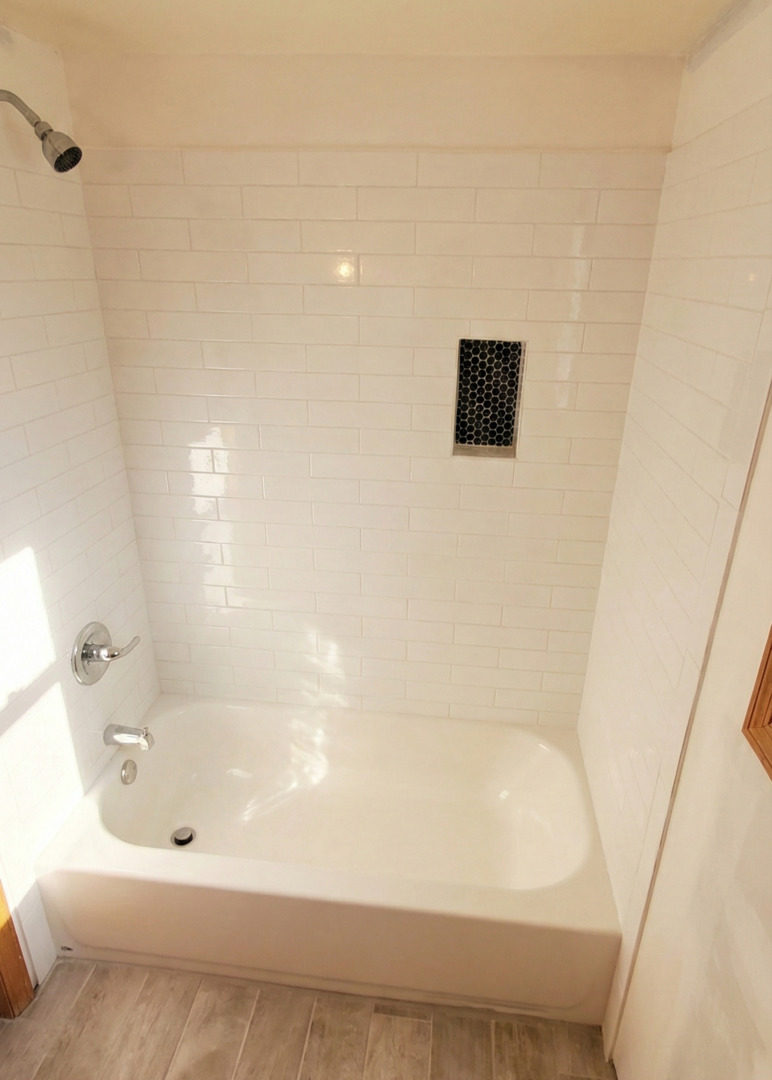 445 West 37th Street, Unit GARDEN Chicago, IL 60609 - Photo 8 of 9 a bathroom with a bathtub