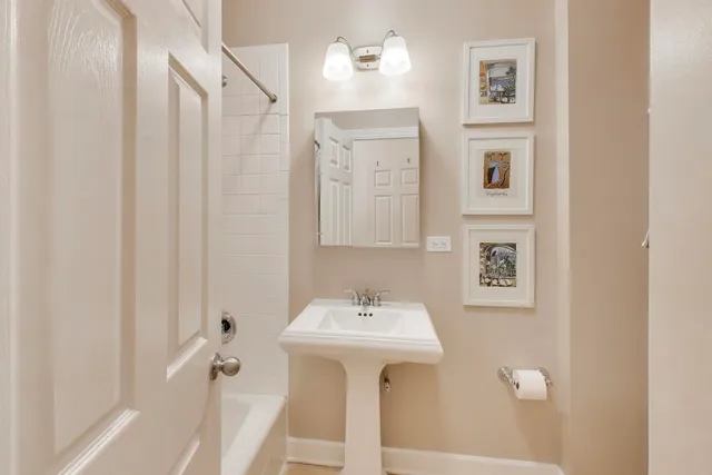 $399,900 | 1849 West Waveland Avenue, Unit 1, Chicago, IL 60613