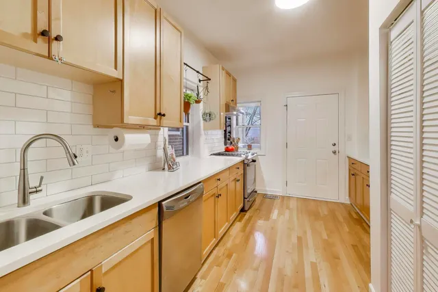 $399,900 | 1849 West Waveland Avenue, Unit 1, Chicago, IL 60613