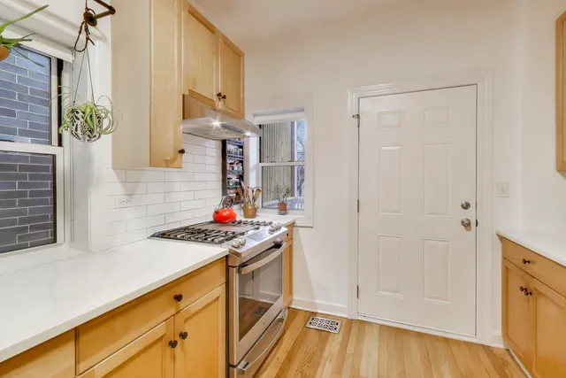 $399,900 | 1849 West Waveland Avenue, Unit 1, Chicago, IL 60613