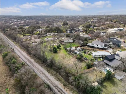 a view of a back yard
