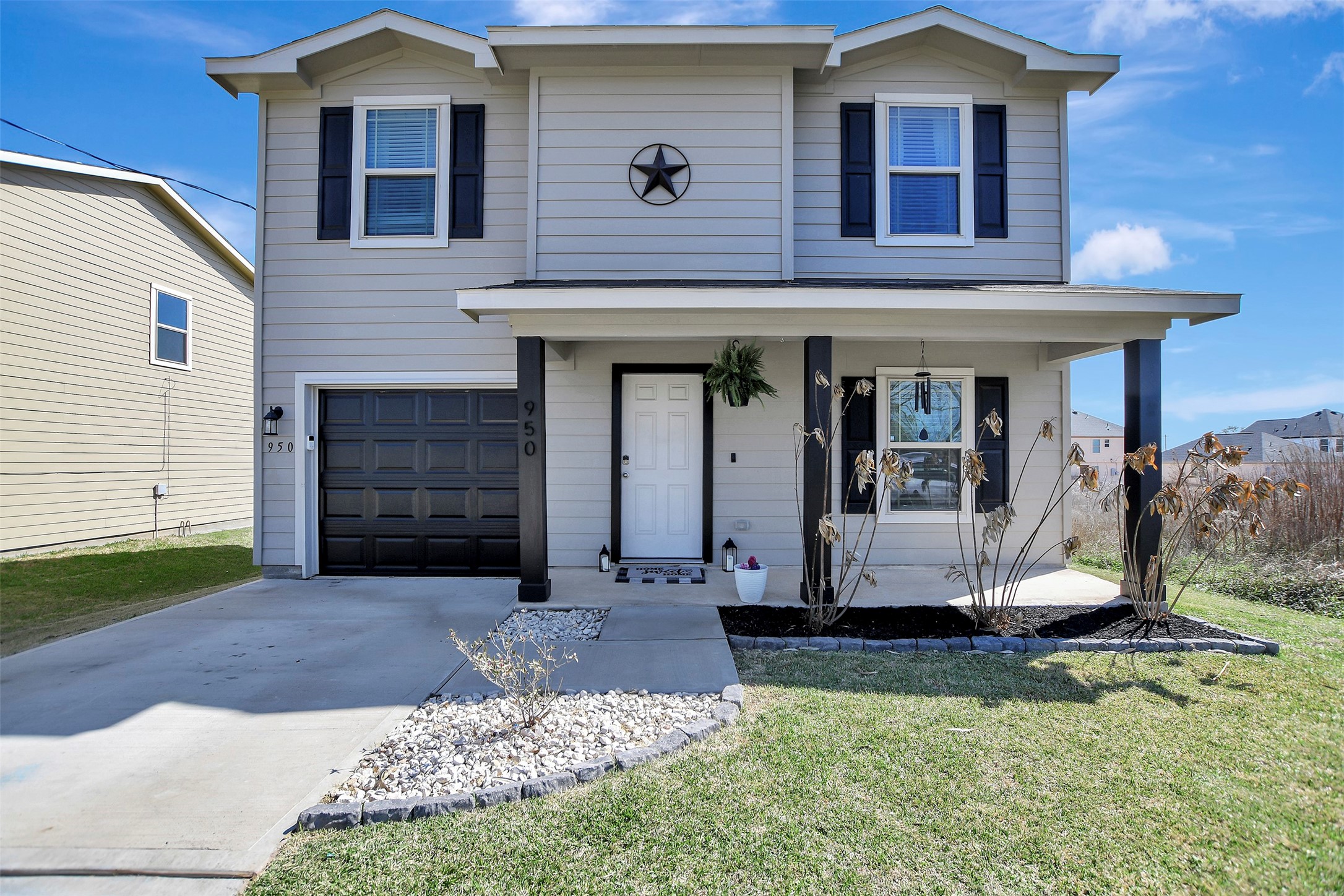 950 21st Street Hempstead, TX 77445 - Photo 1 of 35 a front view of a house with a yard