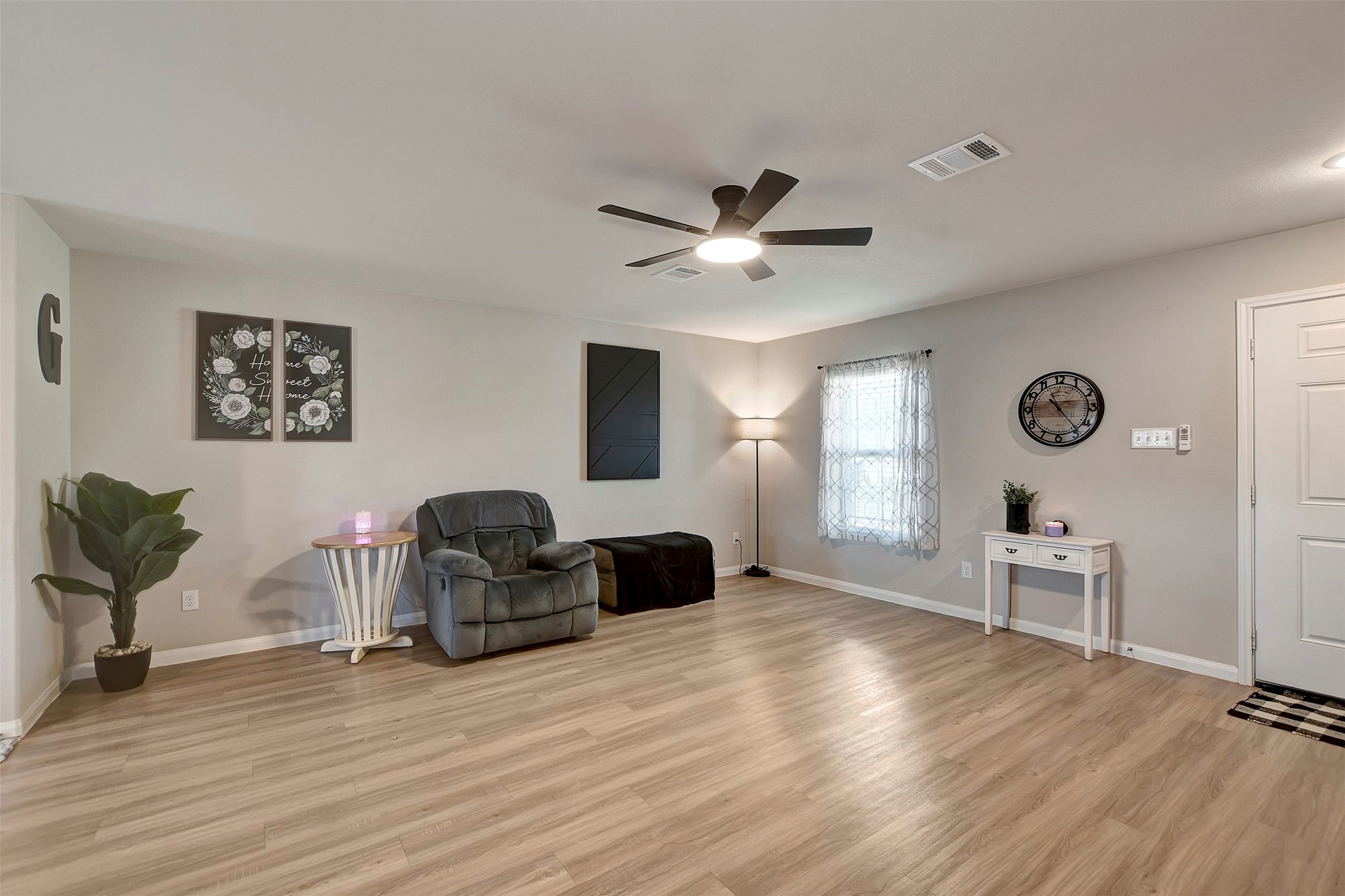 950 21st Street Hempstead, TX 77445 - Photo 5 of 35 a living room with furniture and a large window