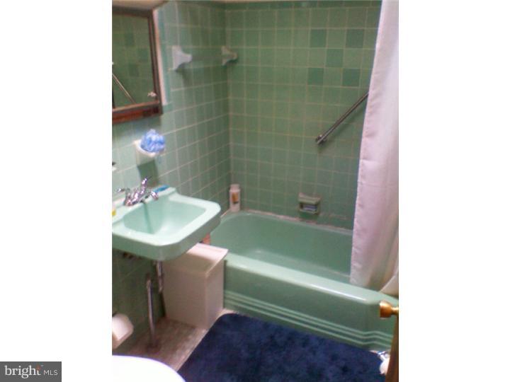 15052 Carter Road Philadelphia, PA 19116 - Photo 11 of 14 Bathroom