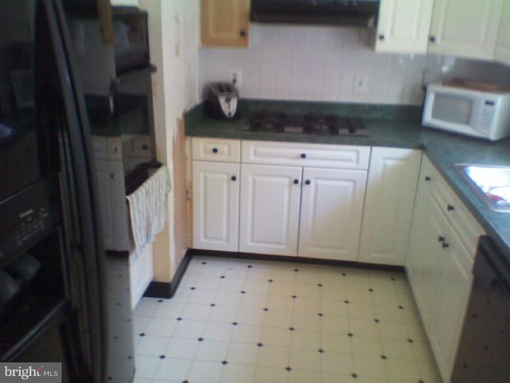 15052 Carter Road Philadelphia, PA 19116 - Photo 7 of 14 Kitchen