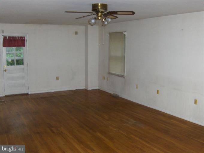 9501 Brandywine Road Clinton, MD 20735 - Photo 4 of 18 Living Room