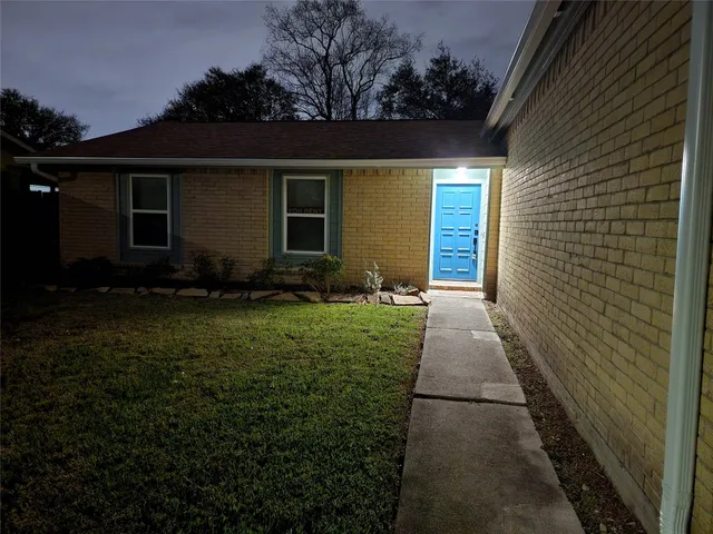 a view of a house with backyard