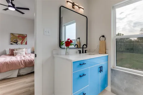 a en suite bathroom with a double vanity sink and a mirror
