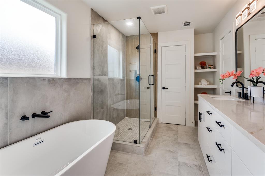 1409 Doyle Avenue Dallas, TX 75203 - Photo 28 of 40 a bathroom with a tub a sink a mirror and shower