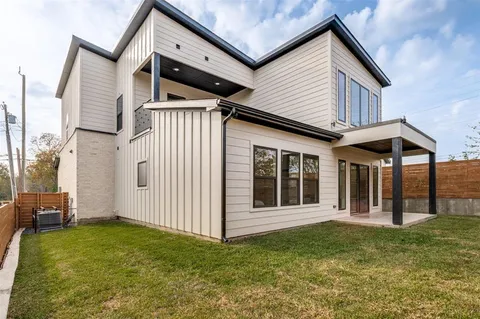 a view of a house with backyard and porch