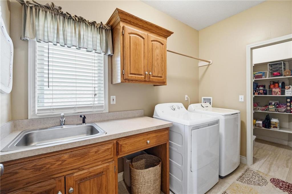 172 Northeast Hidden Ridge Lane Lee's Summit, MO 64064 - Photo 9 of 83 Gallery Image 9