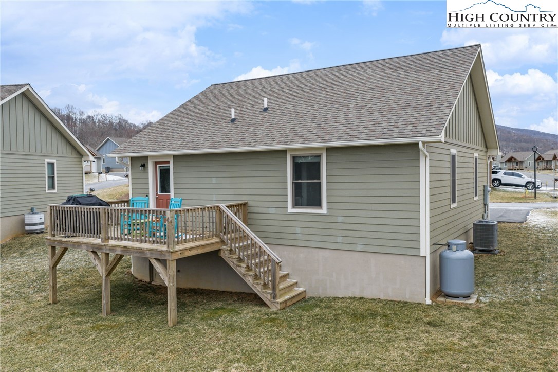 196 Miller Mdw Lane, Unit 38 Boone, NC 28607 - Photo 28 of 32 a backyard of a house with table and chairs