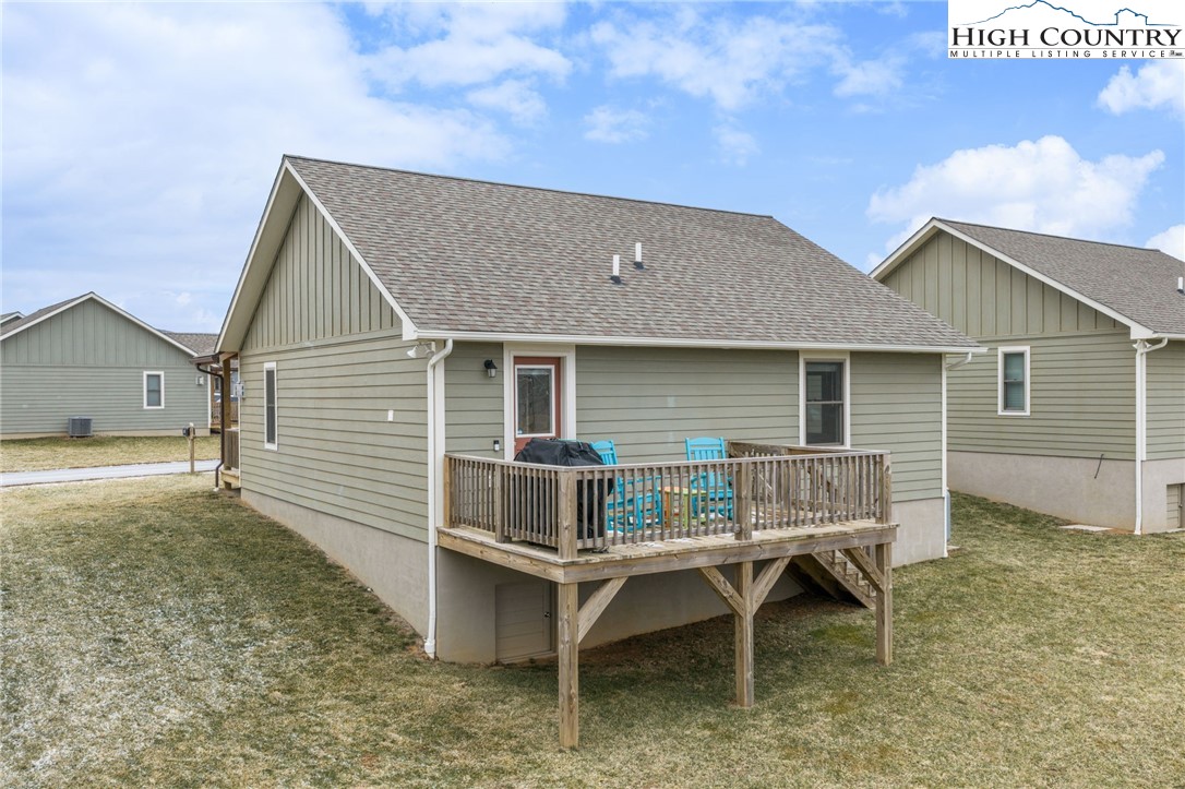 196 Miller Mdw Lane, Unit 38 Boone, NC 28607 - Photo 29 of 32 a backyard of a house with table and chairs