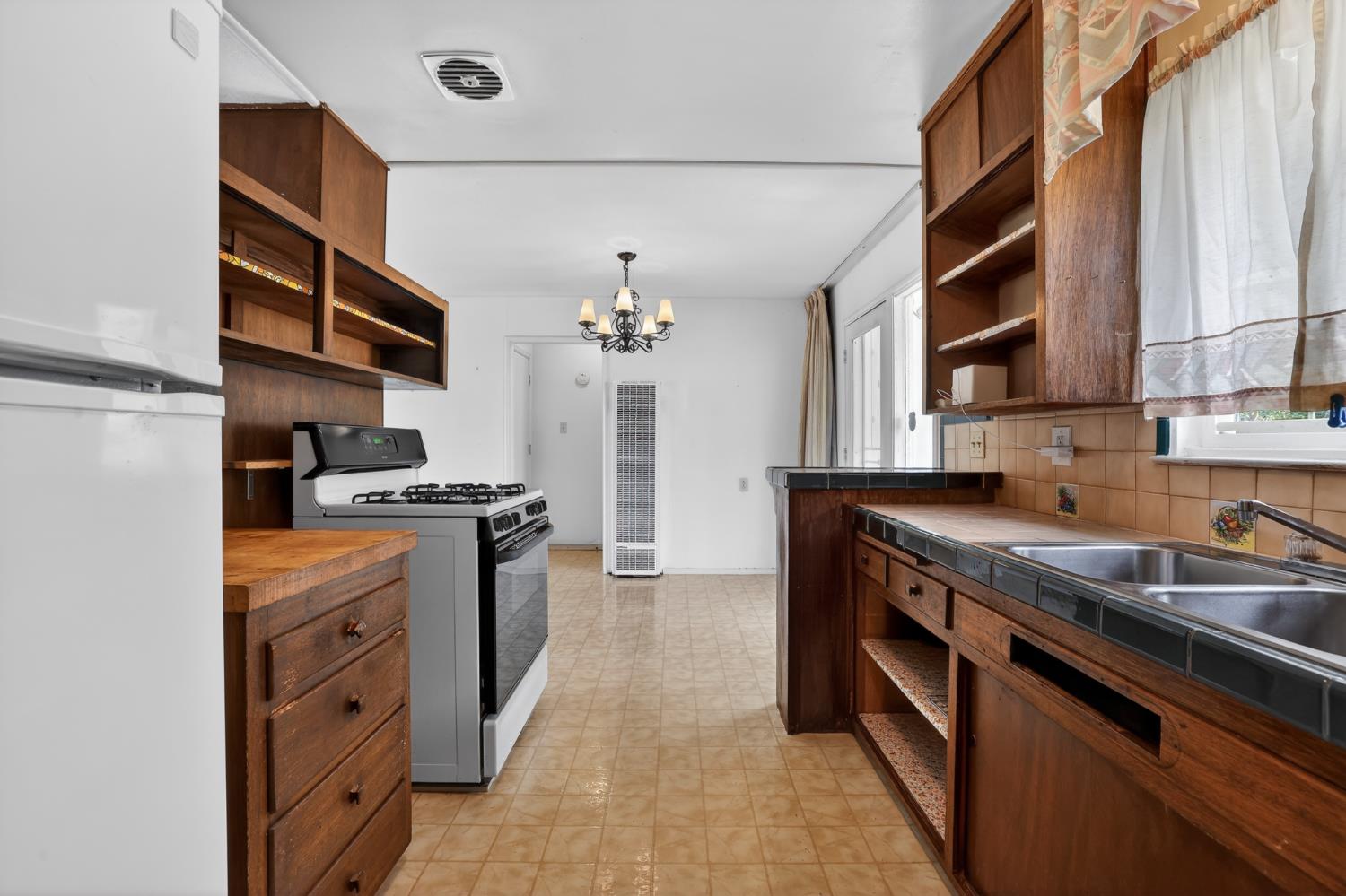 2113 Yorkshire Road Sacramento, CA 95815 - Photo 11 of 38