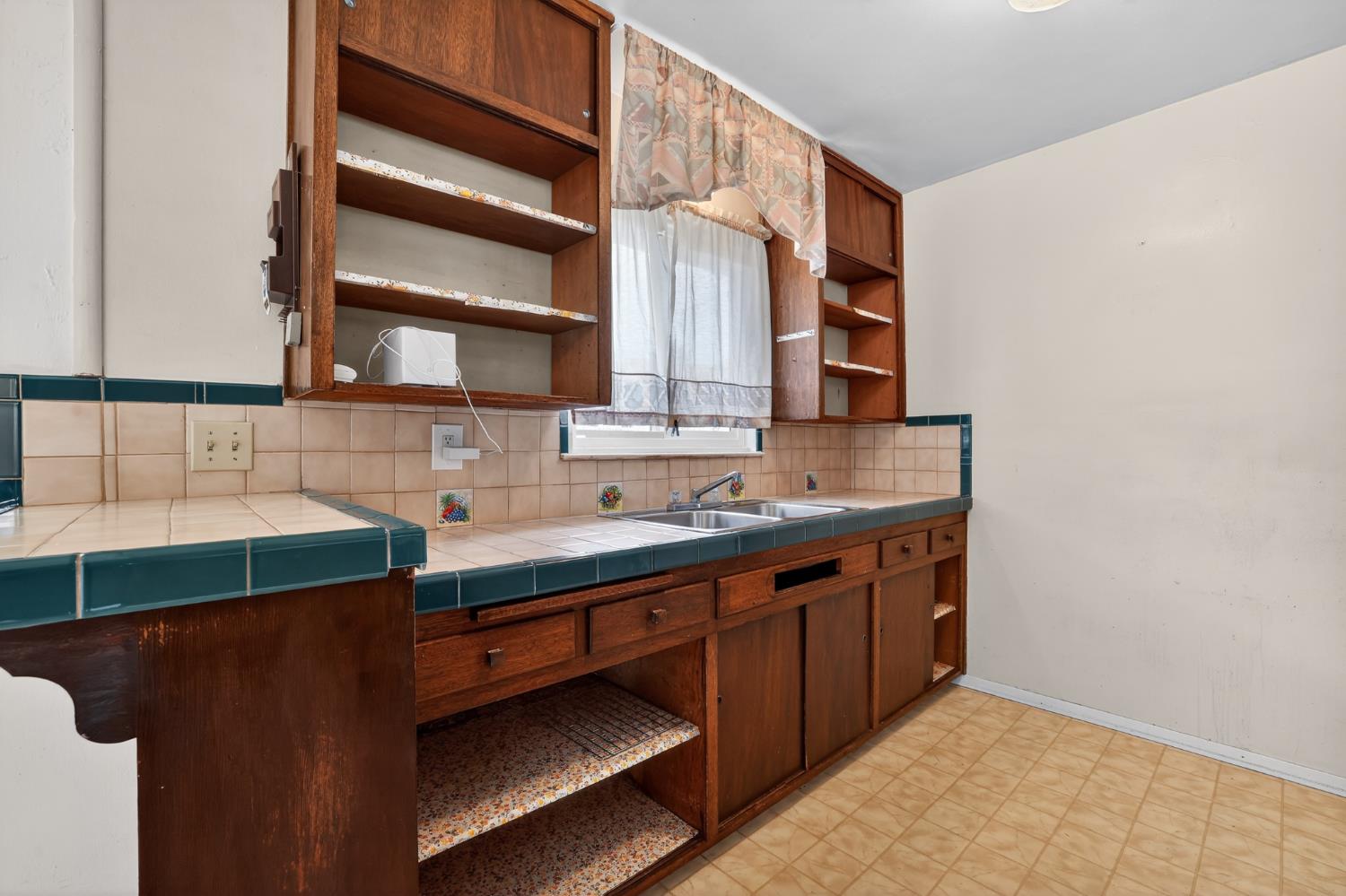 2113 Yorkshire Road Sacramento, CA 95815 - Photo 12 of 38