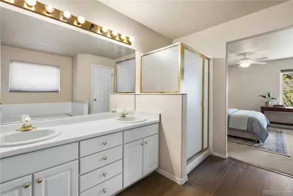 a en suite bathroom with a double vanity sink and mirror