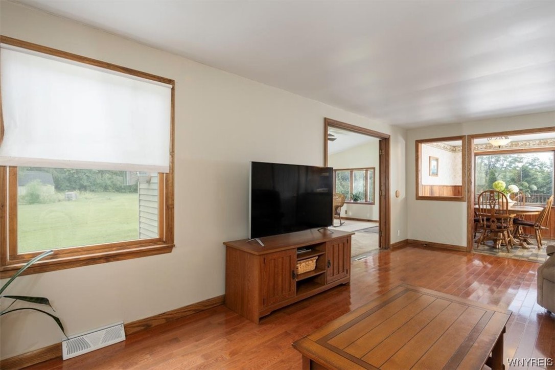 9186 Phillips Road Colden, NY 14080 - Photo 14 of 32 Greatroom looking into kitchen and familyroom