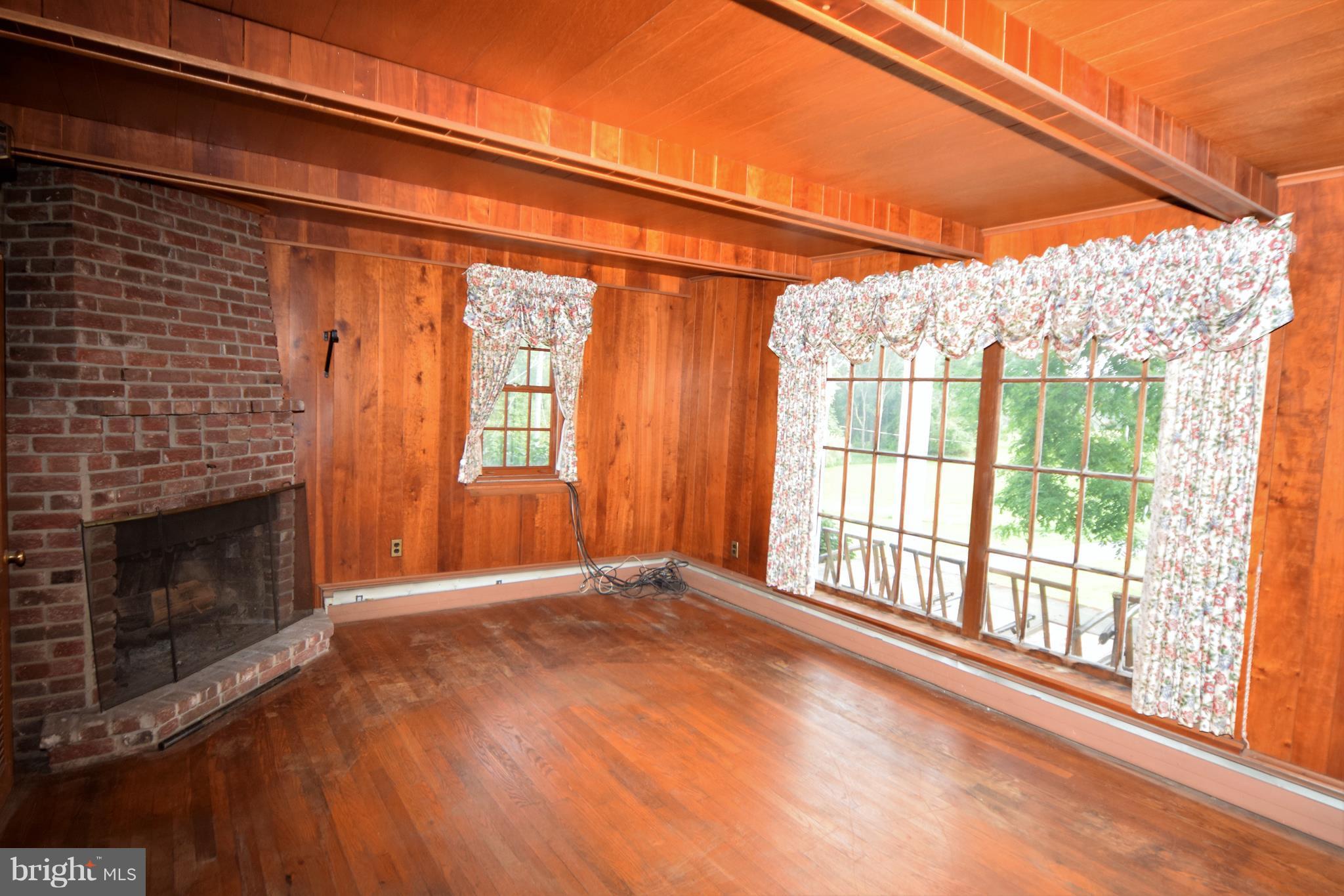 9401 Dr Perry Road Ijamsville, MD 21754 - Photo 7 of 20 Living Room