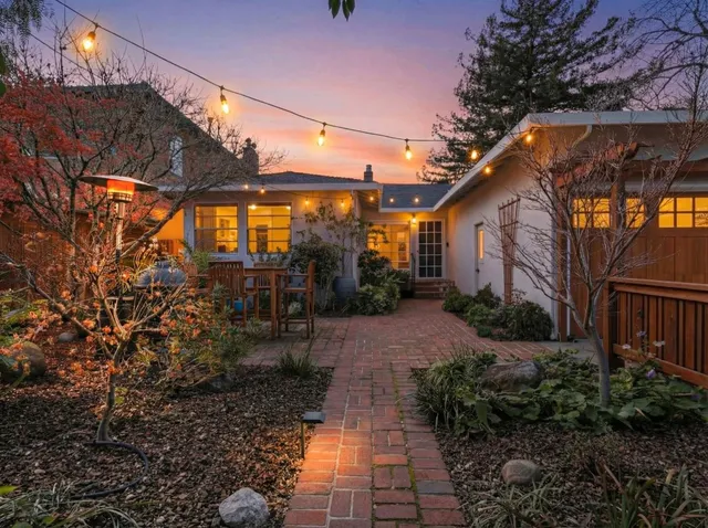 a view of a pathway with a house
