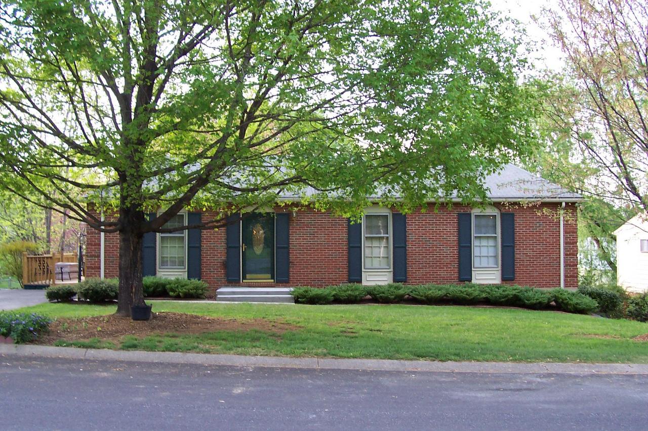 3827 Vauxhall Road Roanoke, VA 24018 - Photo 1 of 9 FRONT