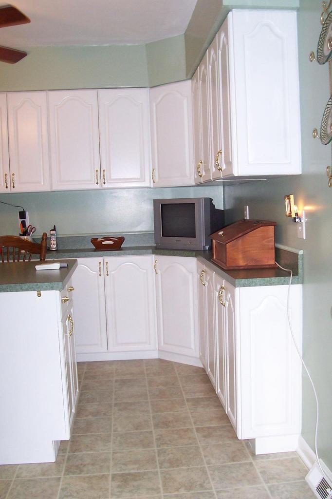 3827 Vauxhall Road Roanoke, VA 24018 - Photo 3 of 9 KITCHEN