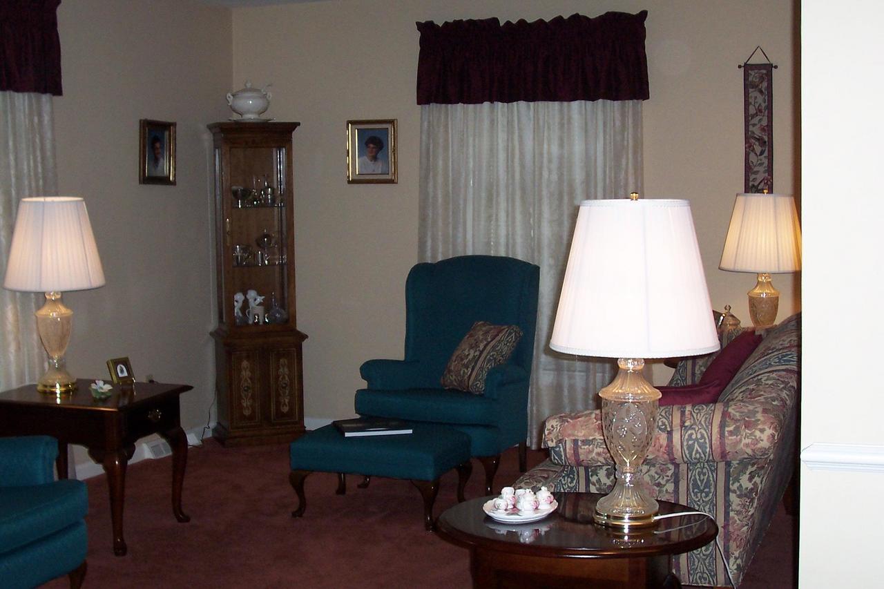 3827 Vauxhall Road Roanoke, VA 24018 - Photo 5 of 9 LIVING ROOM
