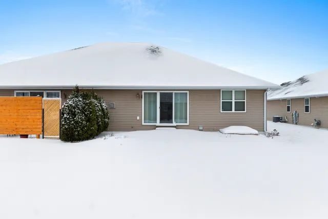 $349,900 | 821 Killarny Trail, De Pere, WI 54115