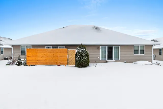 $349,900 | 821 Killarny Trail, De Pere, WI 54115