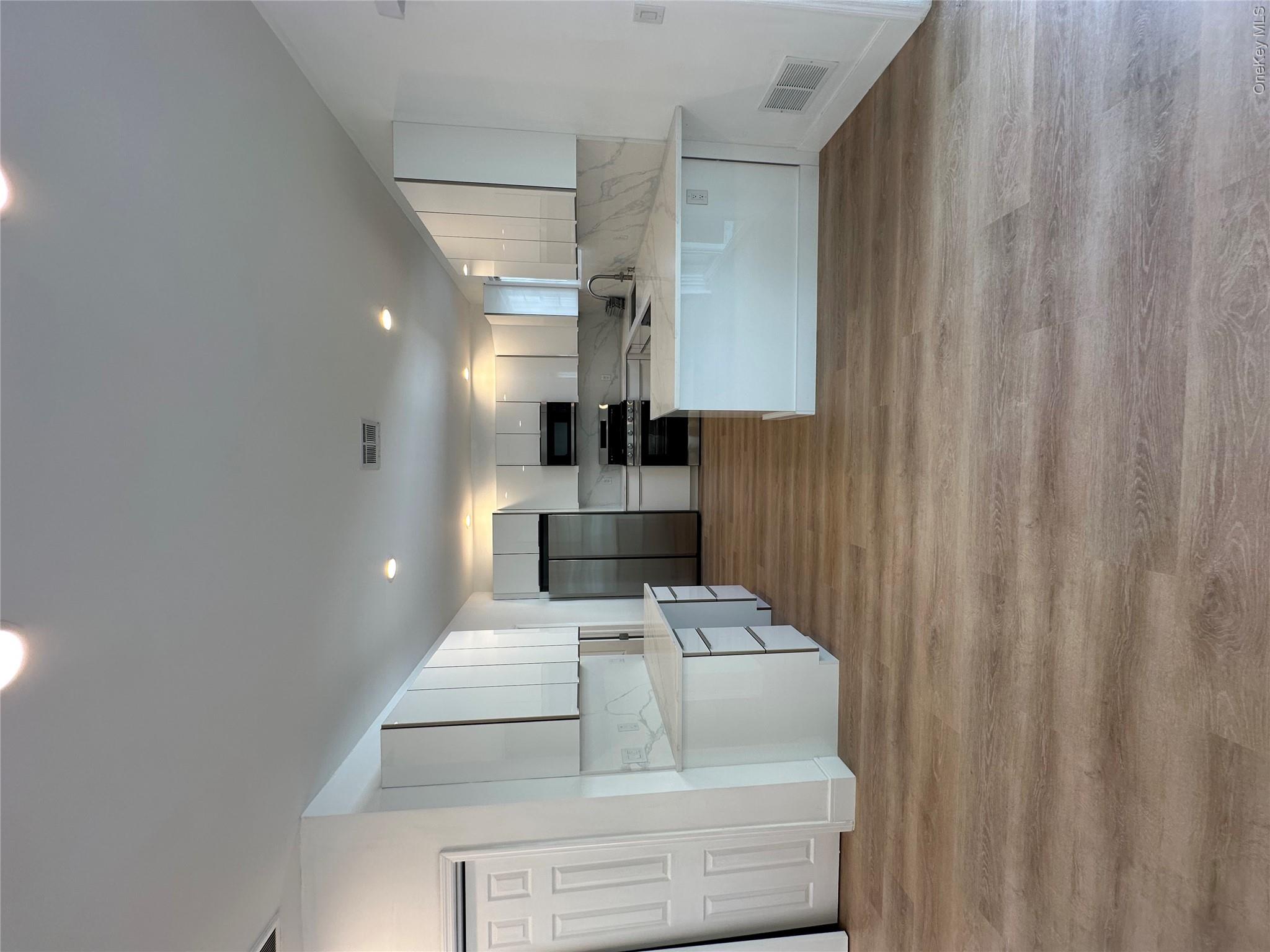 7807 Shore Road Port Washington, NY 11050 - Photo 7 of 16 Gallery Image 7