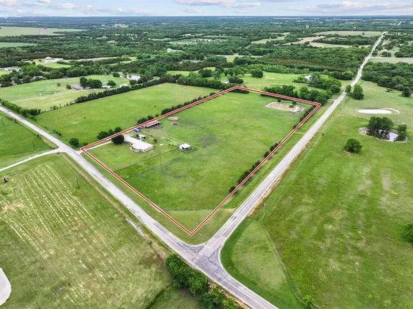 a view of a house with a big yard