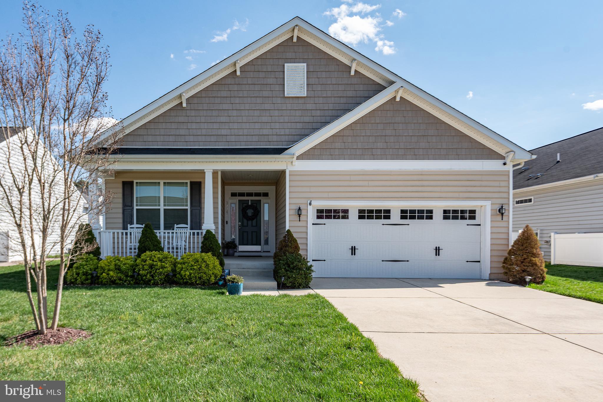 a view of a house with backyard