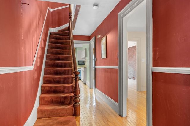 a view of a livingroom with washer and dryer