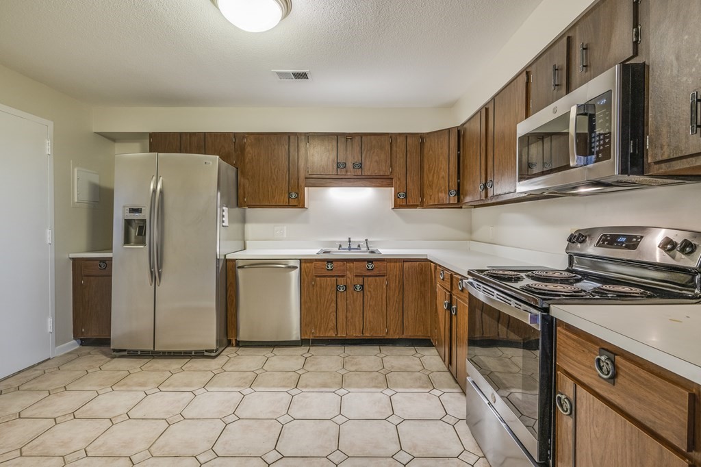 1002 Paradise Road, Unit PHE Swampscott, MA 01907 - Photo 8 of 23 a kitchen with a stove a sink and a refrigerator