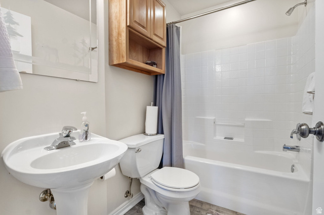 3598 North Huntsman Path, Unit 502 Eden, UT 84310 - Photo 9 of 43 Bathroom with toilet and shower / tub combo
