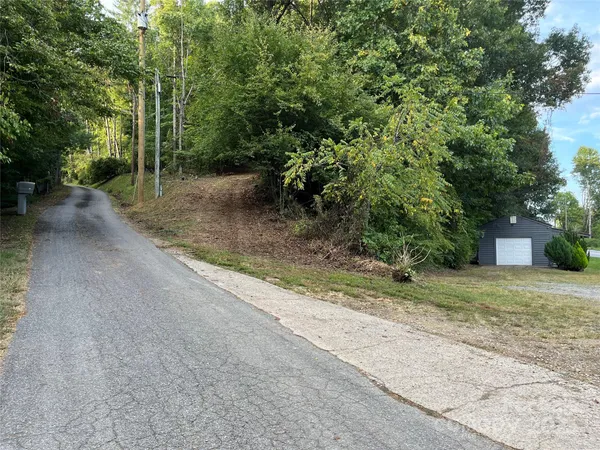 a view of a yard in front of a house