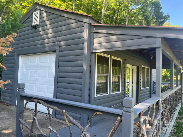 a view of a house with backyard and a garden
