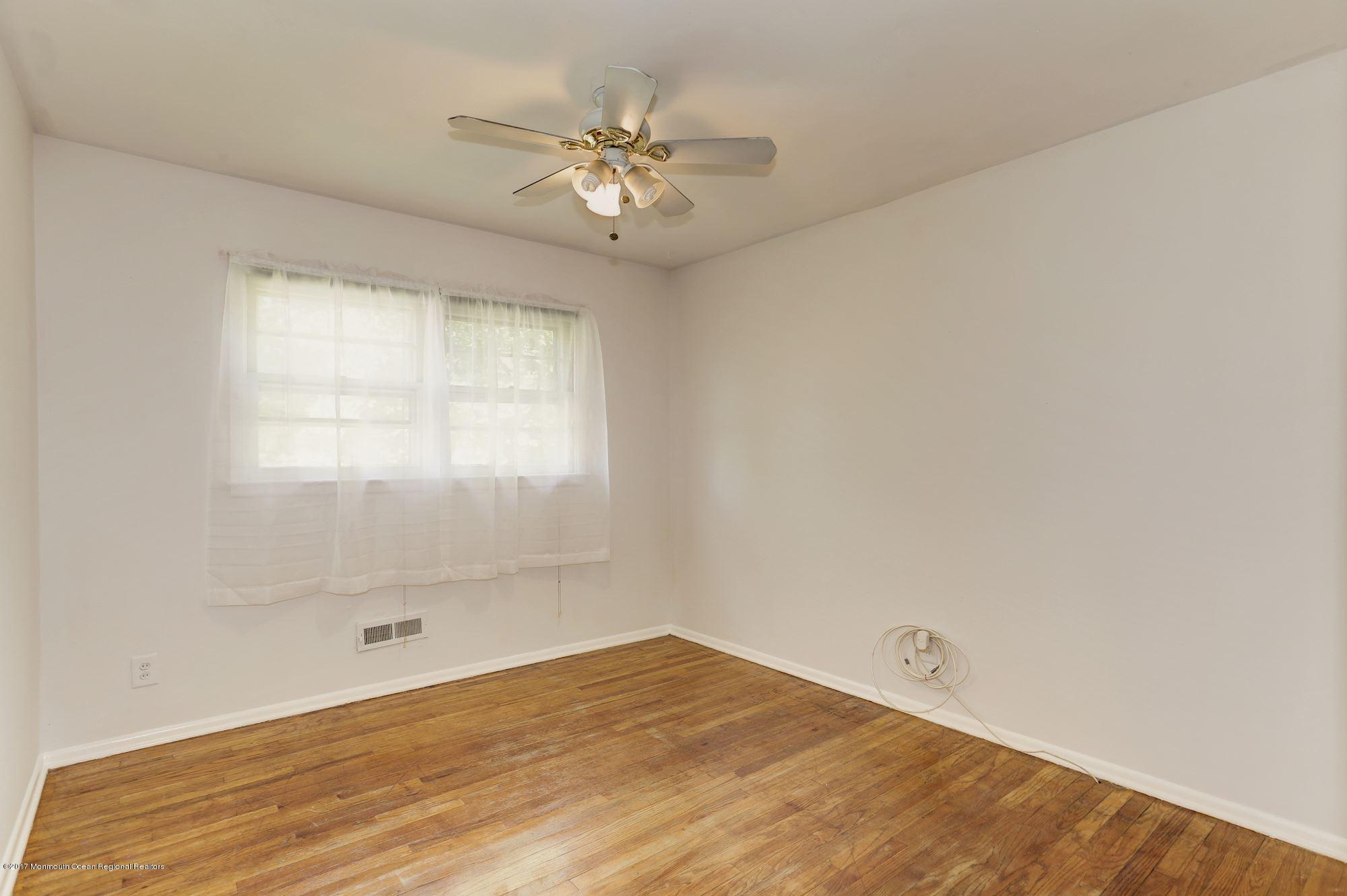 1 Lone Oak Road Middletown, NJ 07748 - Photo 19 of 36 031_1_Lone_Oak_Road_210327_278881