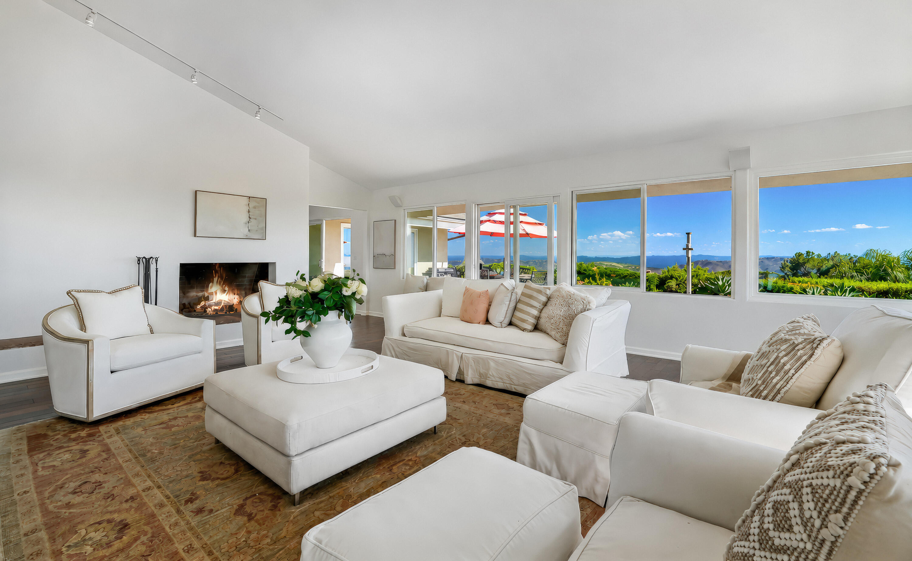 407 Northridge Road Santa Barbara, CA 93105 - Photo 5 of 27 Living Room